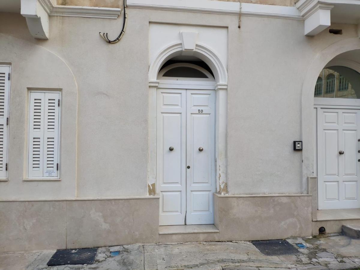 Bright And Central 2 Bedroom Apartment In Слима Экстерьер фото